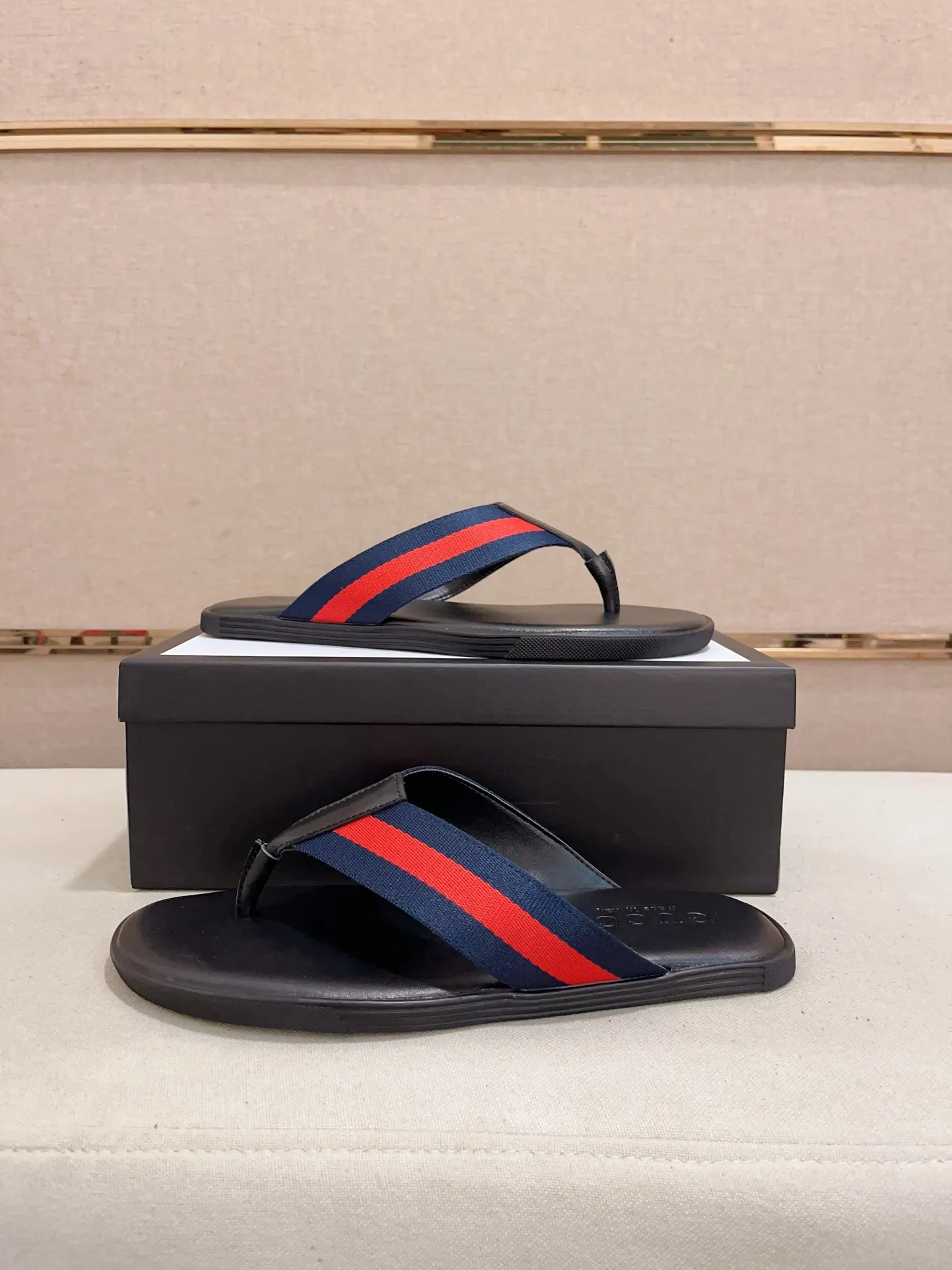 Men's shoes 💰: 240💰 [gucci Gucci slippers] High-end men's shoes brand official website 1:1 latest masterpiece: original mold customization, the fabric is made of imported original materials, upgraded outsole, lighter and non-slip. The market's top quality, simple yet tasteful, a must-have for fashionistas, fashionable at your feet, full of confidence, the same style at the counter 👍The season of summer slippers is here. Code: 38-45